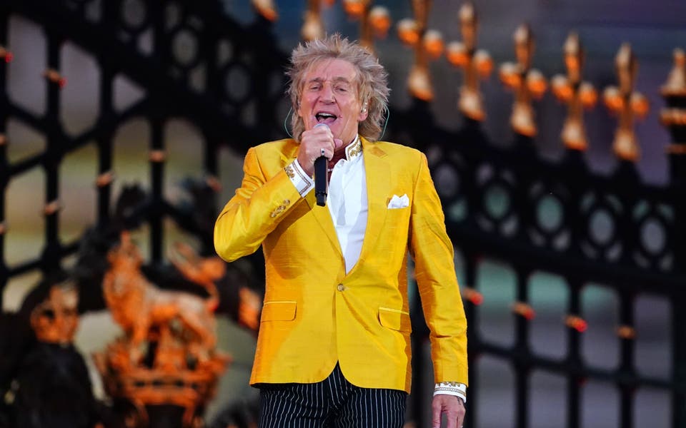Sir Rod Stewart to auction off items from his house for up to £20,000