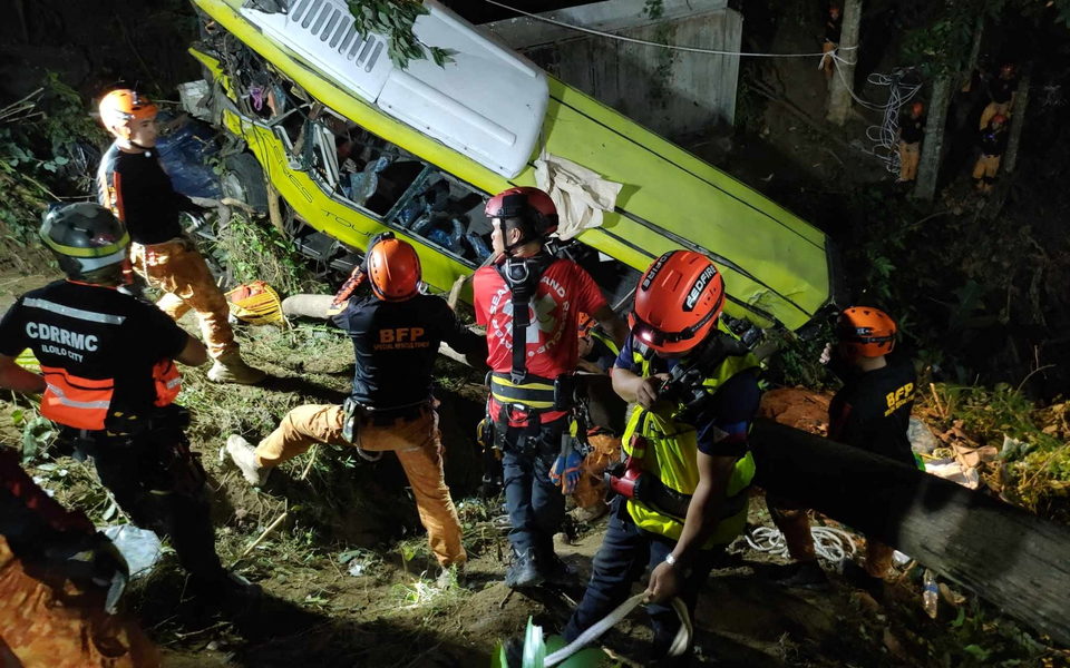 Philippines 'killer curve' bus crash kills 17 people